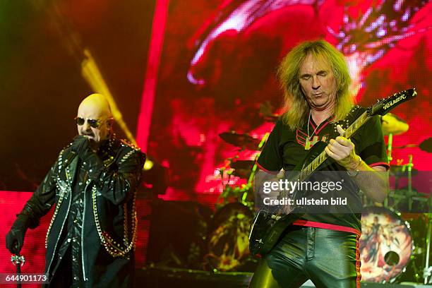 Judas Priest - die britische Heavy-Metal-Band mit Saenger Rob Halford bei einem Konzert in der Alsterdorfer Sporthalle in Hamburg