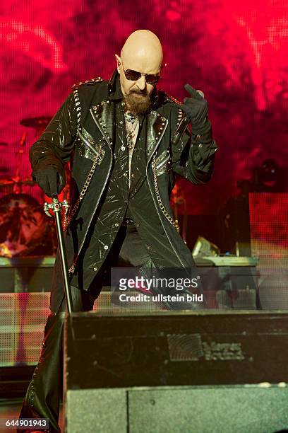 Judas Priest - die britische Heavy-Metal-Band mit Saenger Rob Halford bei einem Konzert in der Alsterdorfer Sporthalle in Hamburg