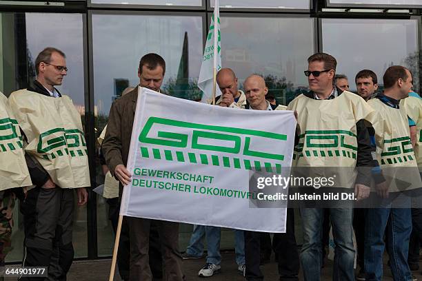 Lokführer streiken am Ostbahnhof in Berlin am 05. Mai 2015