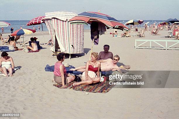 Italien, ca. 1950, Sommerferien am Meer, Badegäste am Strand