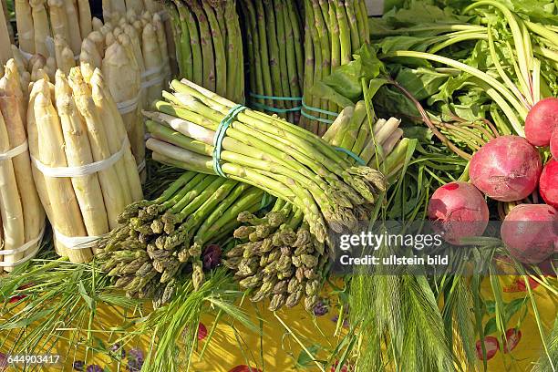 Gruener und weisser Spargel, Marktstand in Italien