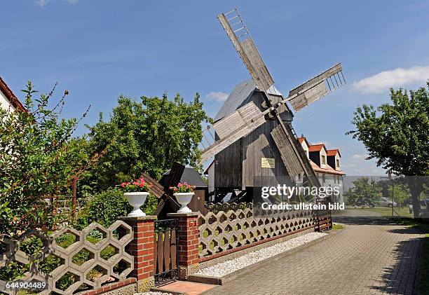 Bockwindmuehle in Ebersbach aus dem Jahre 1859 mit Tuerenfluegeln, ein historisches Denkmal frueherer Landtechnik unter Ausnutzung der Windkraft als...