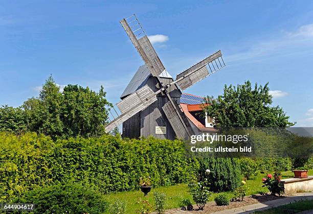 Bockwindmuehle in Ebersbach aus dem Jahre 1859 mit Tuerenfluegeln, ein historisches Denkmal frueherer Landtechnik unter Ausnutzung der Windkraft als...