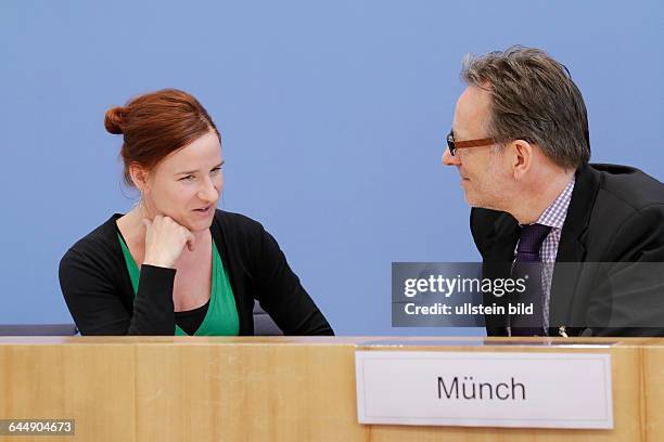 Berlin, Bundespressekonferenz, Thema: Vorstellung der Zahlen kindlicher Gewaltopfer - Auswertung der Polizeilichen Kriminalstatistik 2014, Foto:...