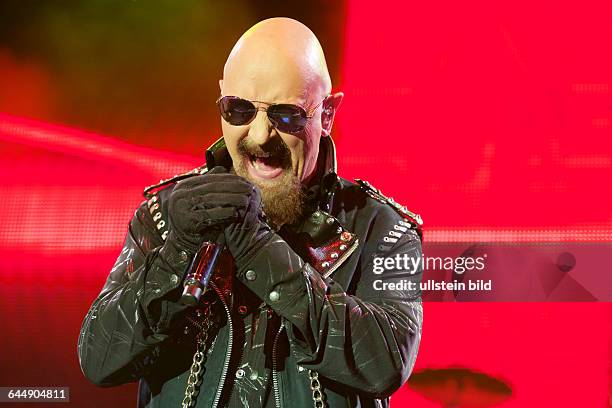 Judas Priest - die britische Heavy-Metal-Band mit Saenger Rob Halford bei einem Konzert in der Alsterdorfer Sporthalle in Hamburg