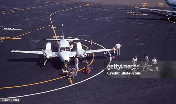 Canada, ca. 1979, Flughafen mit Privatflugzeug und Passagieren