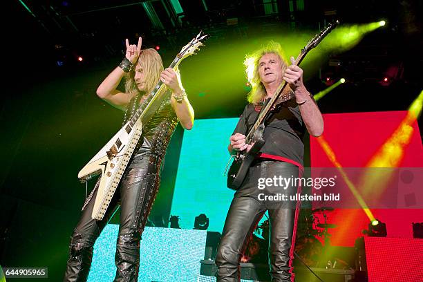Judas Priest - die britische Heavy-Metal-Band mit Saenger Rob Halford bei einem Konzert in der Alsterdorfer Sporthalle in Hamburg