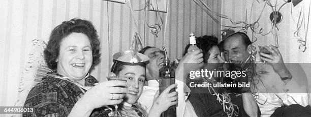 Fifties, family celebration, celebrating New Years, living room, paper streamers, alcoholic drinks, emotion, cheerfulness, fun, laughter, women, 40...