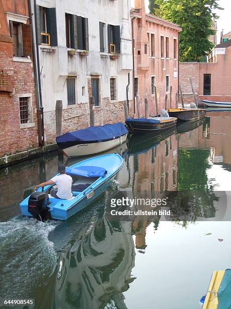 Motorboot fährt auf einem Seitenkanal, aufgenommen am 13. Mai 2015 im Stadtviertel Dorsoduro in Venedig