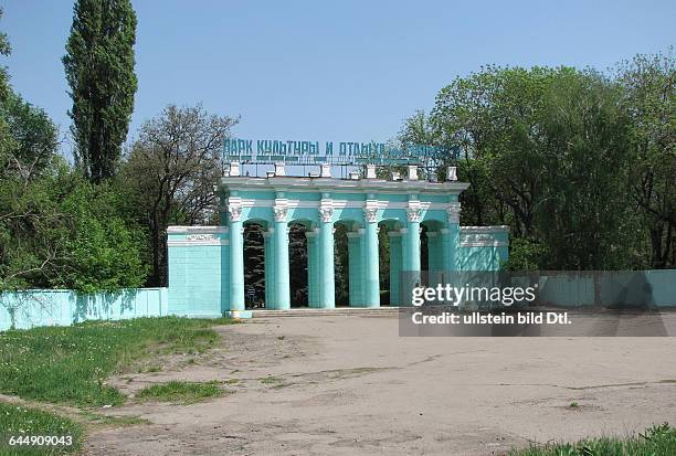 Ukraine, das Donezbecken, Kurzform Donbass, Gebiet Donezk, Gorlowka , Eingangstor zum Gorki-Park, offizielle Bezeichnung - Park für Kultur und...