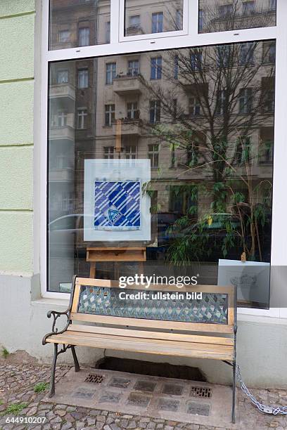 Deutschland, Berlin, , Büro - Schaufenster mit ALDI - Tüte in der Kopenhagener Str., Sitzbank