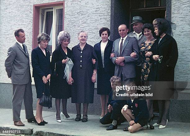 Sixties, family photograph at a frontdoor, relations, generations, women 70 to 80 years, 40 to 50 years, 30 to 40 years, men 50 to 60 years, 40 to 50...