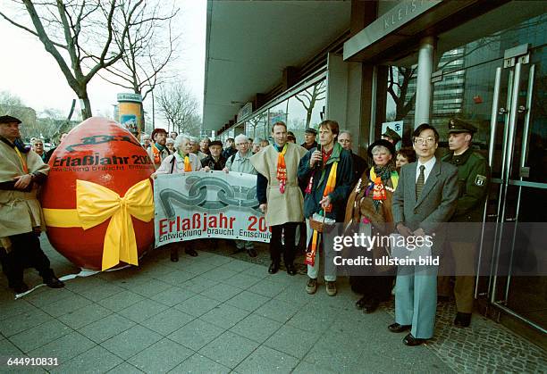 Demo fuer Schuldenerlass der armen Laender, ein grosses Osterei fuer die japanische Botschaft, Demo vom Brandenburger Tor zur Botschaft, Uebergabe...