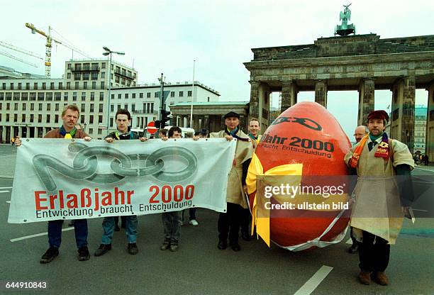 Demo fuer Schuldenerlass der armen Laender, ein grosses Osterei fuer die japanische Botschaft, Demo vom Brandenburger Tor zur Botschaft, Uebergabe...