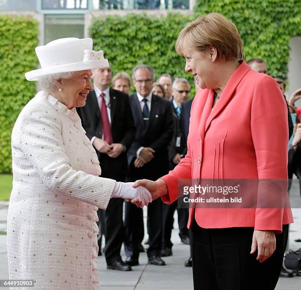 Berlin, Bundeskanzleramt, Besuch der Königin des Vereinigten Königreichs Großbritannien und Nordirland, Elisabeth II., und Prinz Philip, Begrüßung...