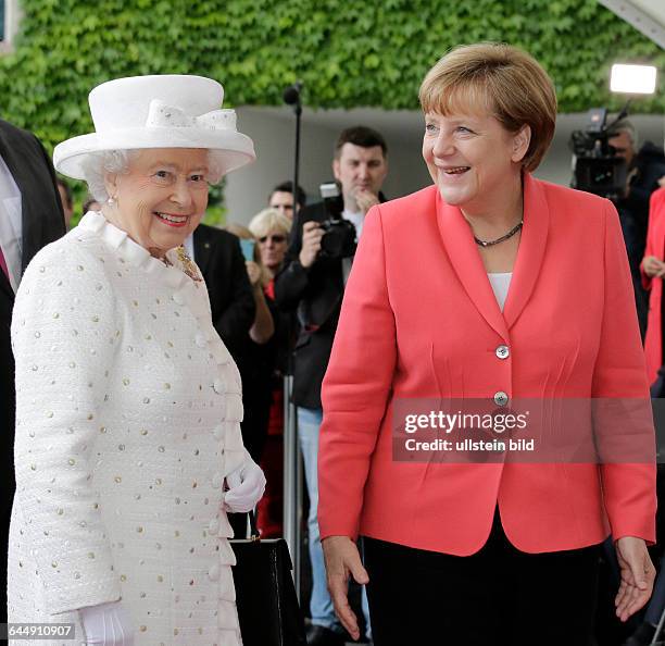 Berlin, Bundeskanzleramt, Besuch der Königin des Vereinigten Königreichs Großbritannien und Nordirland, Elisabeth II., und Prinz Philip, Begrüßung...