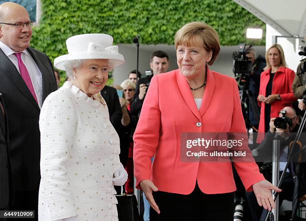 Berlin, Bundeskanzleramt, Besuch der Königin des Vereinigten Königreichs Großbritannien und Nordirland, Elisabeth II., und Prinz Philip, Begrüßung...