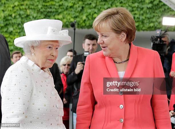 Berlin, Bundeskanzleramt, Besuch der Königin des Vereinigten Königreichs Großbritannien und Nordirland, Elisabeth II., und Prinz Philip, Begrüßung...