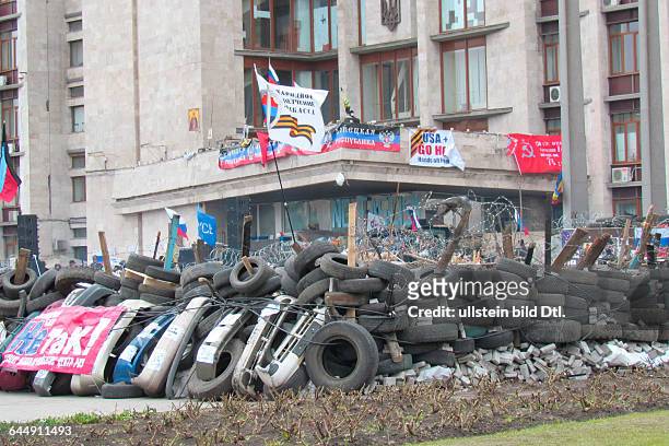 Ukraine, das Donezbecken, Kurzform Donbass, Donezk, eine Barrikade vor dem Eingang zum Gebäude der staatlichen Gebietsverwaltung , Fahnen und...