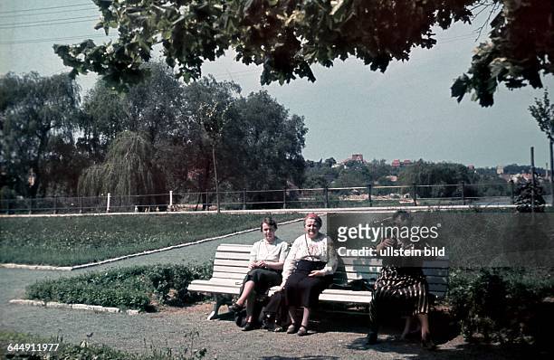 Werder an der Havel, Frauen auf einer Parkbank, 1941