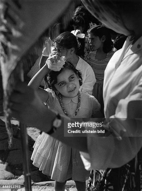 Kleines Mädchen mit Halskette bei einer Prozession in Sorrent