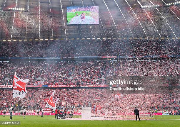 Konfettiregen bei der Schalenuebergabe mit Blick auf die Fankurve waehrend dem Fussball Bundesliga Spiel FC Bayern Muenchen gegen FSV Mainz 05 am 34....