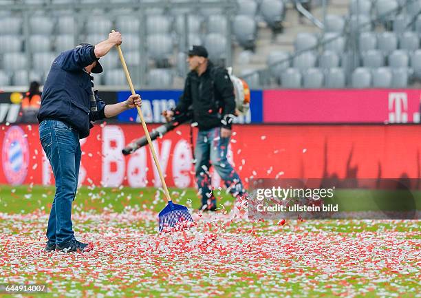 Arbeiter kehren das Konfetti vom Rasen zusammen waehrend dem Fussball Bundesliga Spiel FC Bayern Muenchen gegen FSV Mainz 05 am 34. Spieltag der...