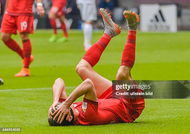 Robert Lewandowski liegt auf dem Ruecken und haelt sich seine Schutzmaske waehrend dem Fussball Bundesliga Spiel FC Bayern Muenchen gegen FSV Mainz...