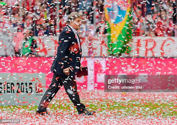 Pressesprecher Markus Hoerwick im Konfettiregen waehrend dem Fussball Bundesliga Spiel FC Bayern Muenchen gegen FSV Mainz 05 am 34. Spieltag der...