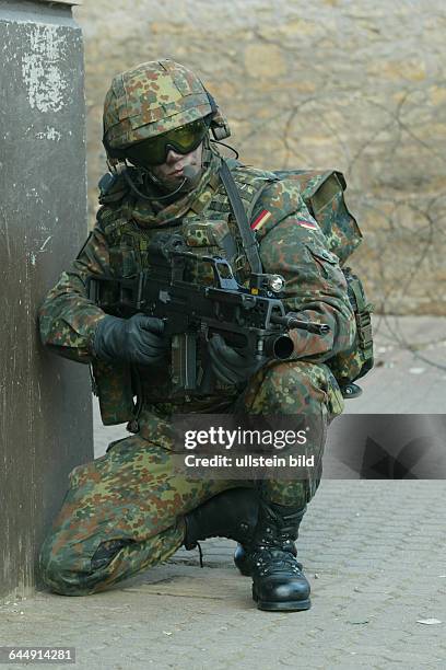 Lehrvorfuehrung der Infanterietruppe.KONTERSCHLAG im Uebungsdorf BONNLANDSo soll der Infanteriest der Zukunft aussehen.Neue Ballistische Schutzweste,...