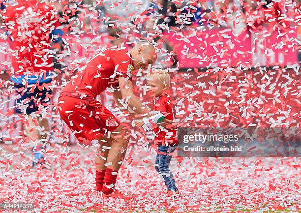 Arjen Robben im Konfettiregen mit seinem Sohn Kai waehrend dem Fussball Bundesliga Spiel FC Bayern Muenchen gegen FSV Mainz 05 am 34. Spieltag der...