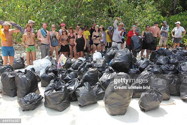 Thailand, Changwat, Koh Rawi: 40 bis 60 Touristen und Einheimische reinigen freiwillig jeden Montag mit der Organisation Trash Hero Straende im...