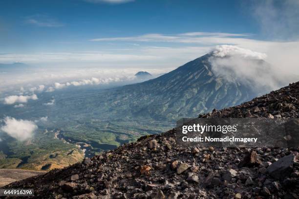 wide volcanic landscape image from mount merapi - escarpado fotografías e imágenes de stock