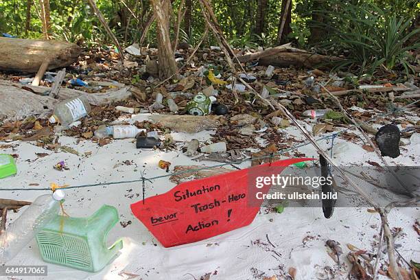 Thailand, Changwat, Koh Rawi: die vermuellte Bucht Au Lueck. 40 bis 60 Touristen und Einheimische reinigen freiwillig jeden Montag mit der...