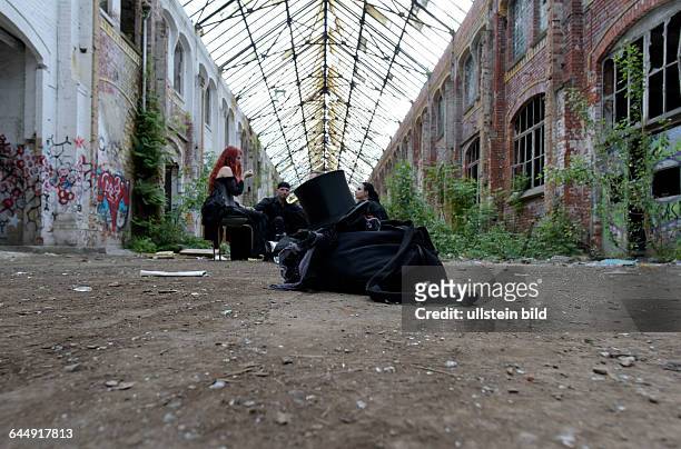 Gothics in einem leerstehende Fabrikgebäude während des 24. Wave-Gotik-Treffens in Leipzig