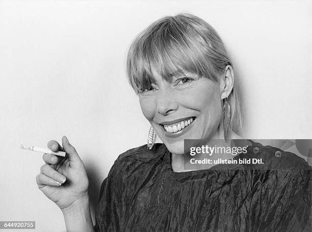 does joni mitchell still smoke cigarettes Mitchell's early smoking habit Joni Mitchell Performing (with Cigarette),