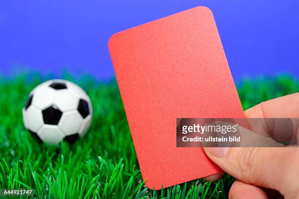 Miniaturfußball und Hand mit roter Karte, Fifa-Skandal
