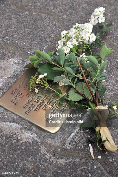 Die 27 Stolpersteine in Vöklingen werden vom Aktionsbündnis Stolpersteine gereinigt. Im Bild: Stolperstein im Gedenken an Josef Schirra.