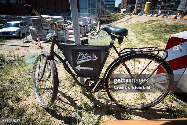 Altes Fahrrad als Wegweiser in der Hafencity von Hamburg, Deutschland, Europa