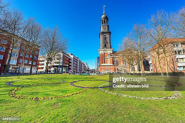 Gepflanzte Olympische Ringe vor der St. Michaeliskirche in Hamburg, Deutschland, Europa