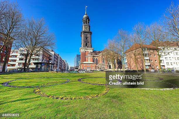 Gepflanzte Olympische Ringe vor der St. Michaeliskirche in Hamburg, Deutschland, Europa