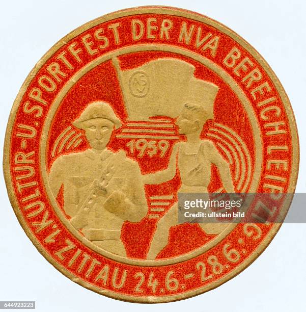 Anhänger aus Pappe zu einem NVA - Sportfest mit dem Text : " 1. Kultur - und Sportfest der NVA Bereich Leipzig , Zittau 24.06.-28.06. 1959 " ,...