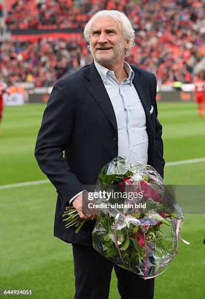 Fussball, Saison 2014/15, 1. Bundesliga, 31. Spieltag,Bayer 04 Leverkusen - FC Bayern München 2:0Sportdirektor Rudi Voeller mit einem Blumenstrauss