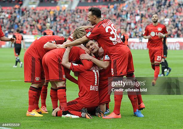 Fussball, Saison 2014/15, 1. Bundesliga, 27. Spieltag,Bayer 04 Leverkusen - Hamburger SV 4:0Jubeltraube Leverkusen, v.re., Karim Bellarabi , Kyriakos...