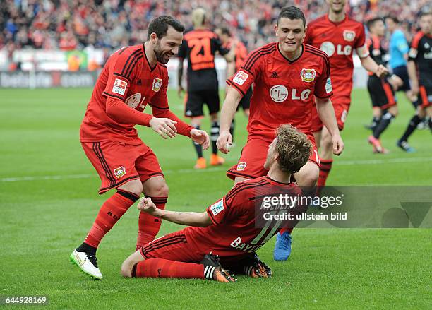 Fussball, Saison 2014/15, 1. Bundesliga, 27. Spieltag,Bayer 04 Leverkusen - Hamburger SV 4:0Jubel Gonzalo Castro , Stefan Kiessling, Stefan Kießling...