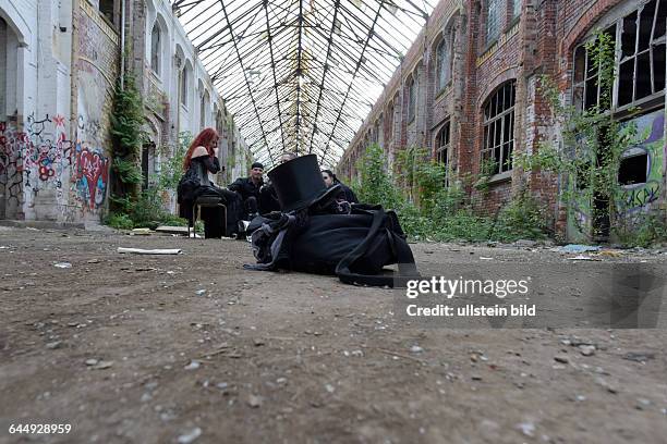 Gothics in einem leerstehenden Fabrikgebäude während des 24. Wave-Gotik-Treffens in Leipzig