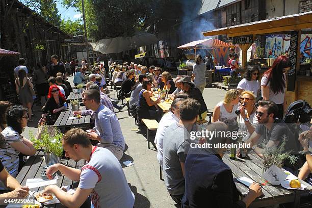 Die Szene im Kiez an der Warschauer Strasse / Revaler Strasse lockt viele Touristen an.Clubs, Bars, Sport- und Freizeitangebote neben zahlreichen...