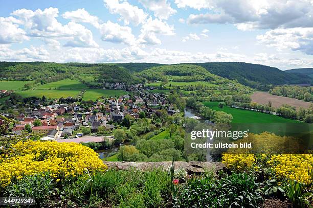 Blick von den Terrassen der Dornburger Schloesser auf den steilen Kalksteinfelsen der Saale auf Dornburg, das weite Saaletal und die bewaldten Hoehen...