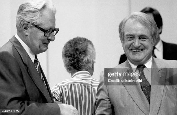 Deutschland, Münster: Der Bundesparteitag der SPD im Jahre 1988. Das Bild zeigt: Hans-Jochen Vogel und Johannes RauDEU, Germany, Münster: The Federal...