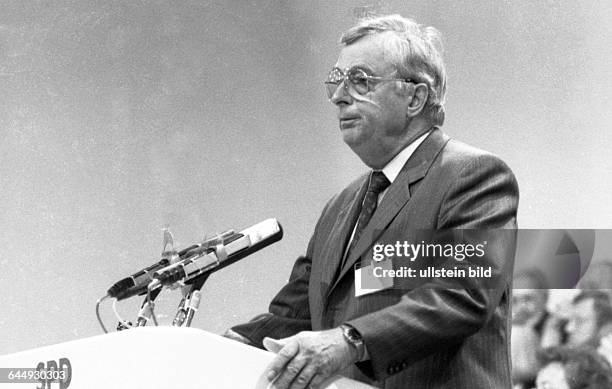 Deutschland, Münster: Der Bundesparteitag der SPD im Jahre 1988. Das Bild zeigt: Ernst Breit DEU, Germany, Münster: The Federal Congress of the SPD...